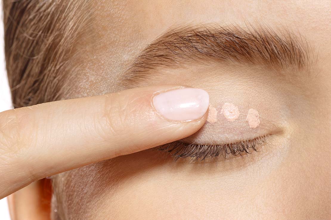 چرا باید از پایه سایه چشم استفاده کنیم؟