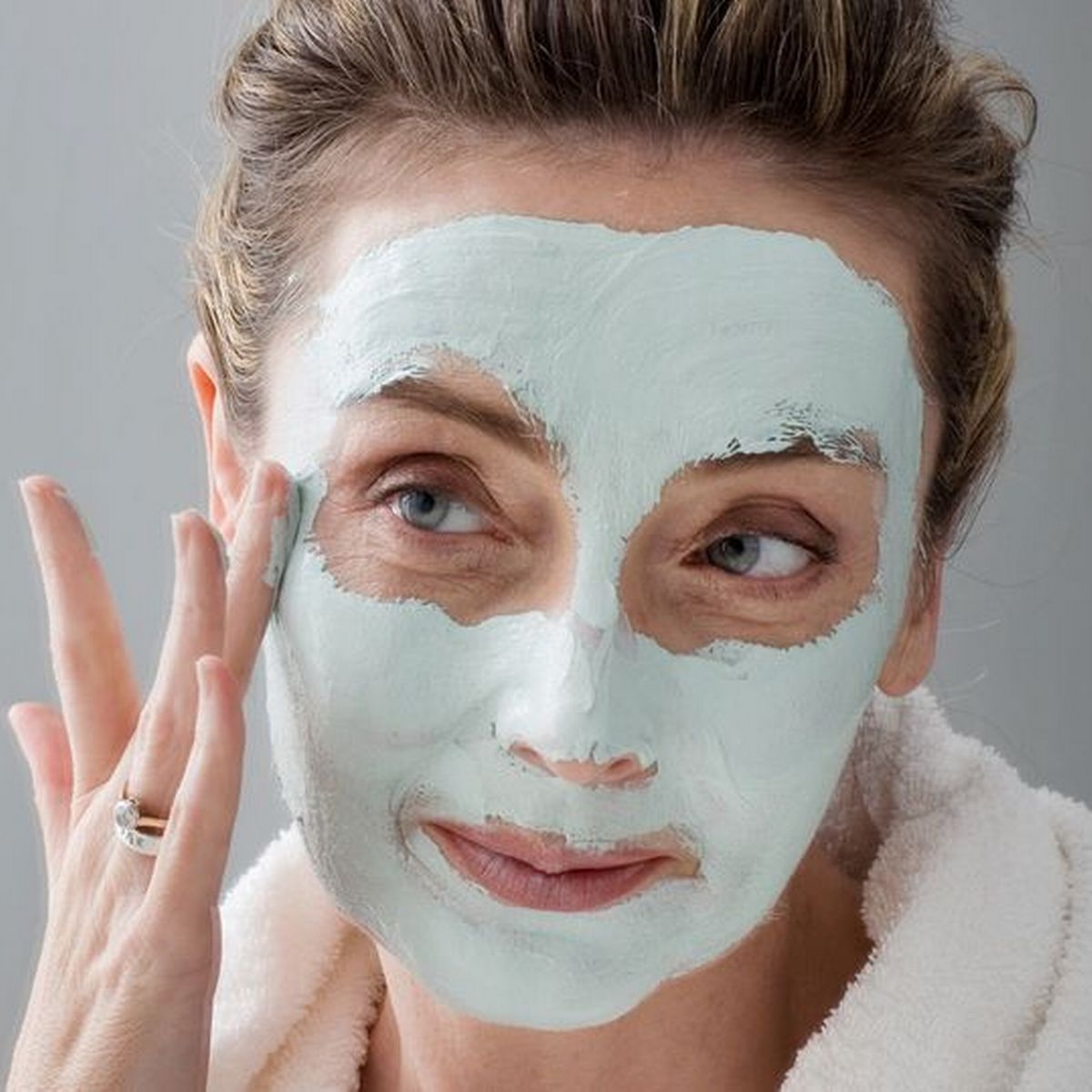 Face mask. Домашняя маска для лица на белом фоне.